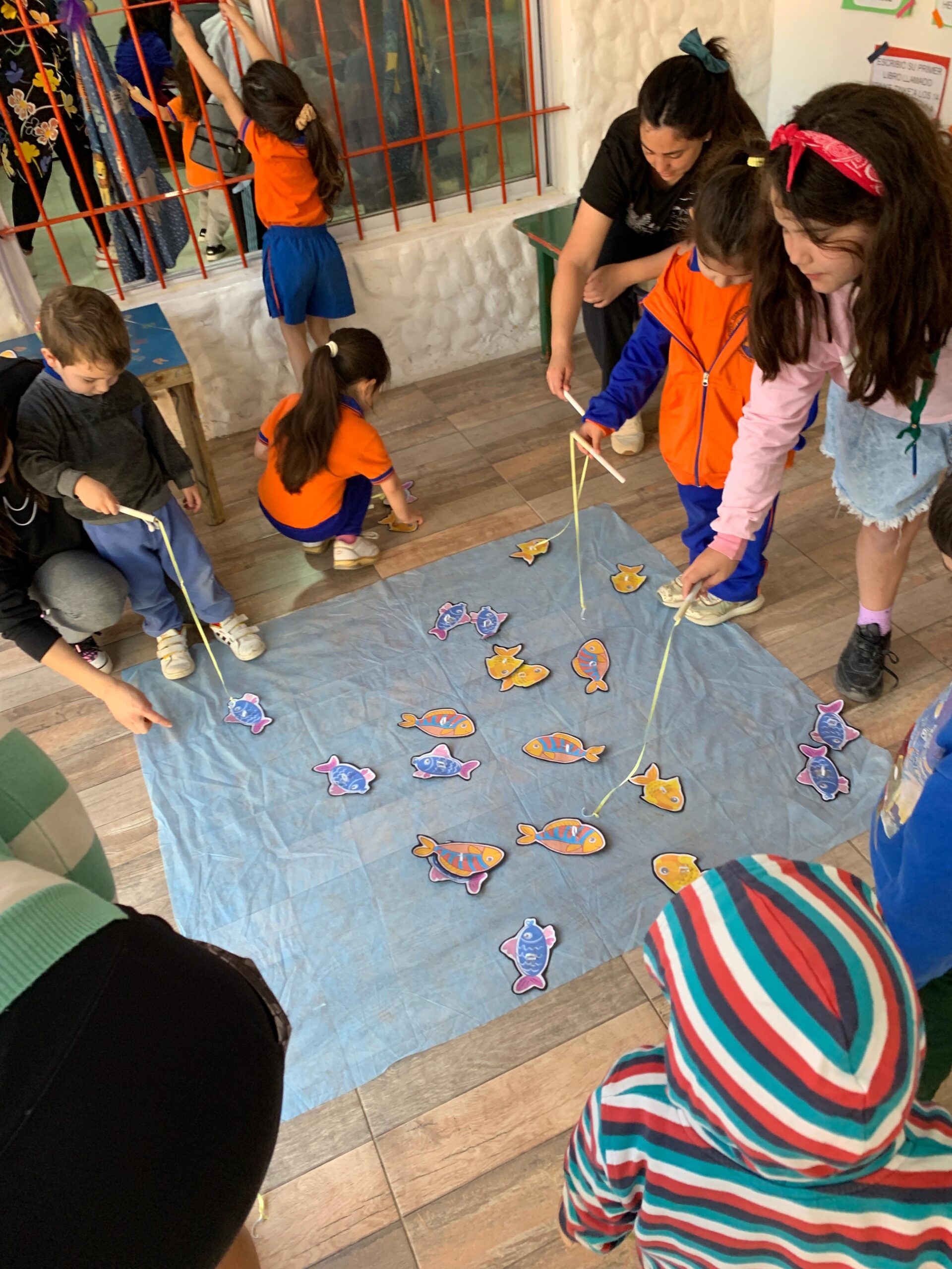 Niños participando en una experiencia del jardín