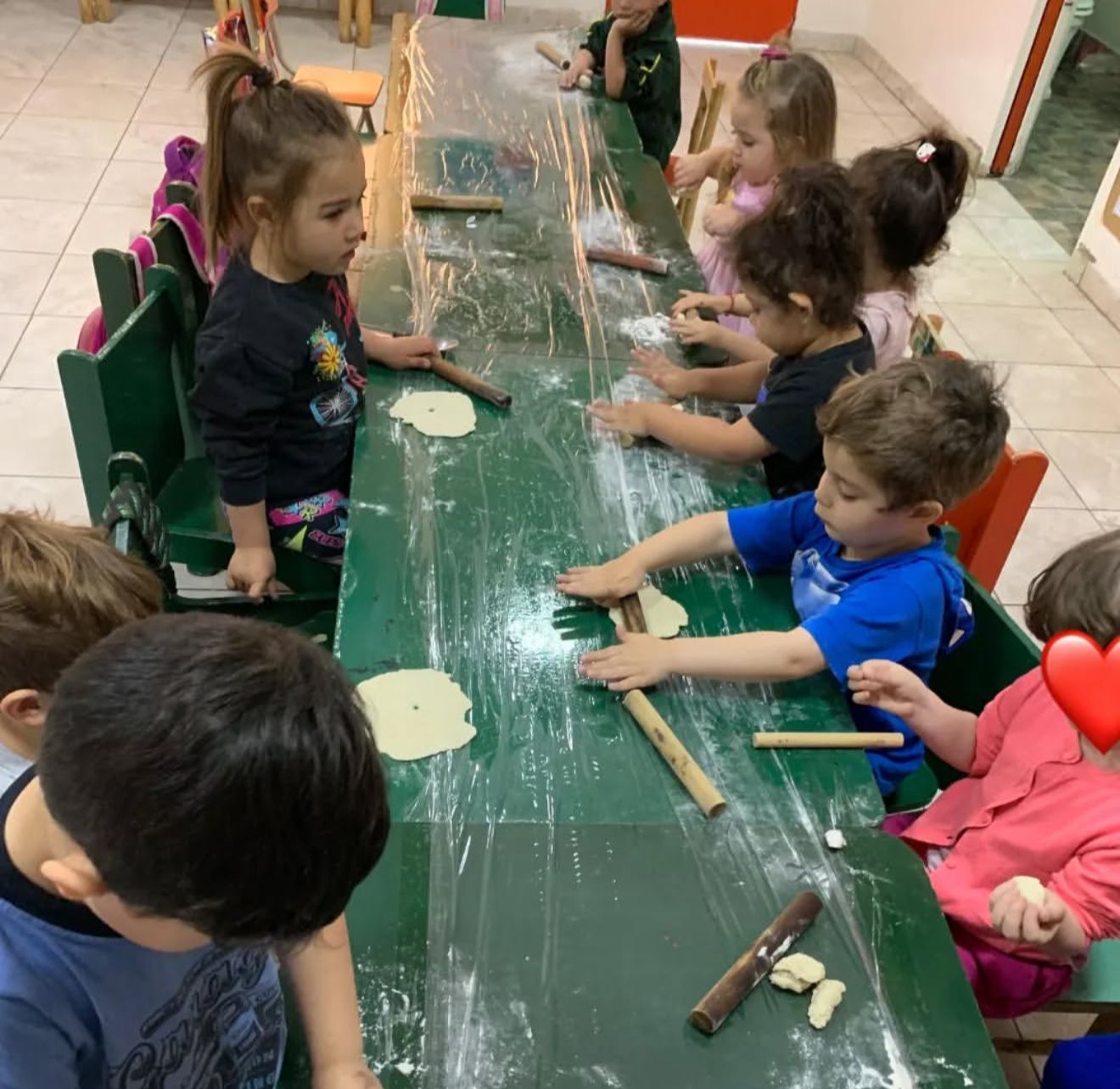 Estudiantes participando de una actividad