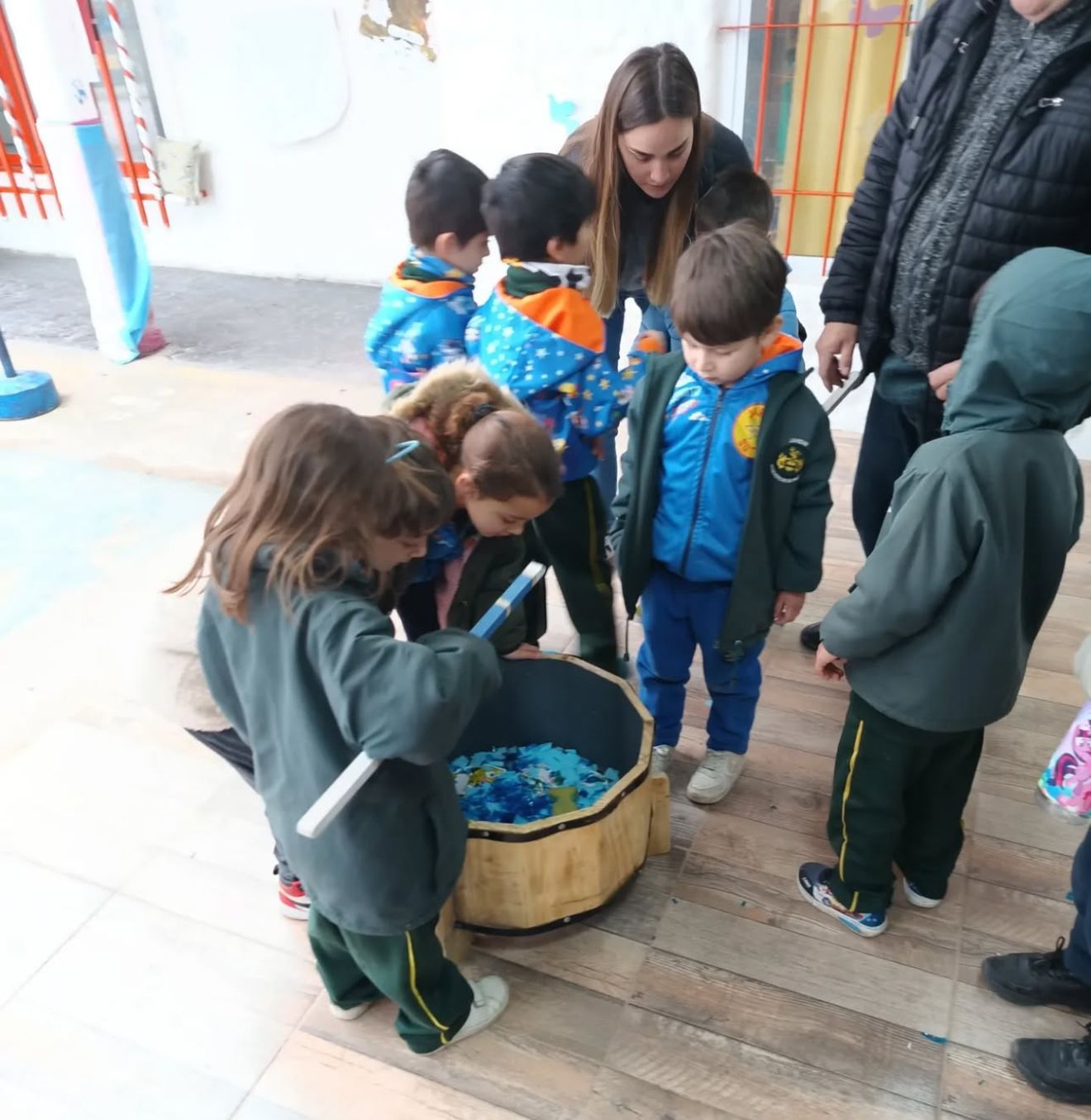Estudiantes desarrollando una actividad