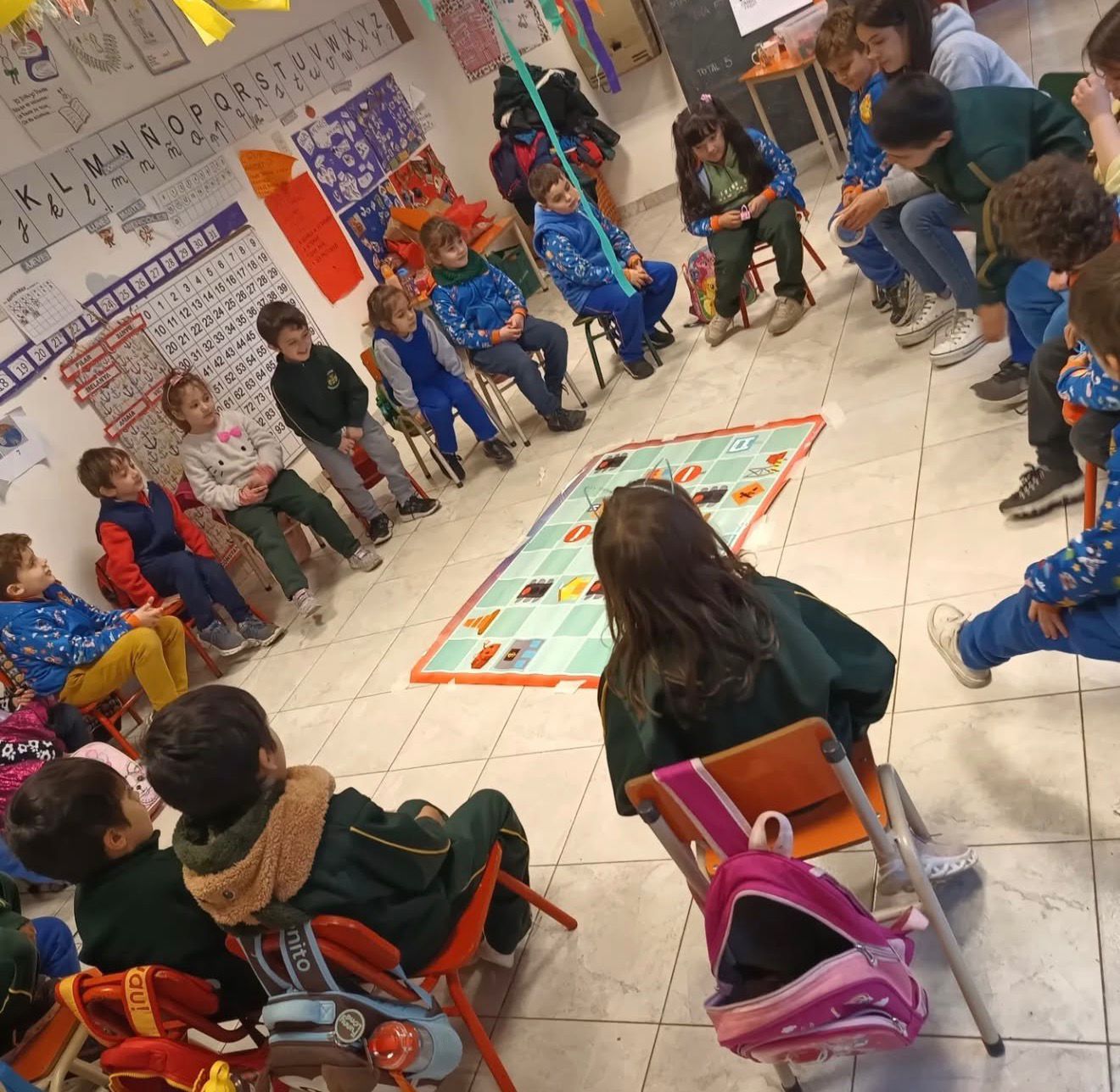Estudiantes compartiendo una experiencia educativa